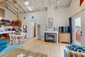 a living room with a couch and a fireplace at Mar-Tiny in Bodega Bay