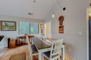 ein Esszimmer mit Tisch und Stühlen in der Unterkunft Casa Crotti in Sebastopol