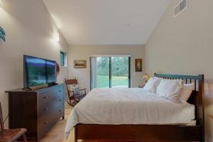 ein Schlafzimmer mit Bett und Flachbildfernseher in der Unterkunft Casa Crotti in Sebastopol
