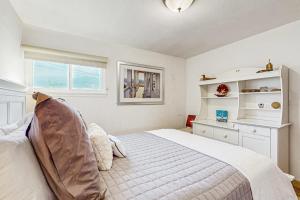 a bedroom with a large bed and a window at Cozy Carmet Cottage in Bodega Bay