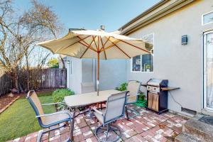 a patio with a table and an umbrella at The Grape Escape in Santa Rosa