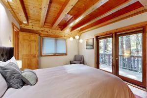 a bedroom with a large bed and a window at Monte Rio Dream in Monte Rio