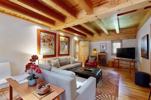 a living room with a couch and a table at Monte Rio Dream in Monte Rio