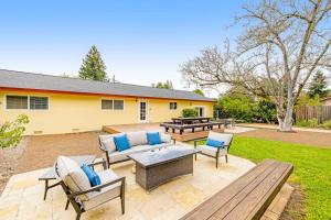 a backyard with a patio furniture and a table at Kenwood Retreat in Kenwood