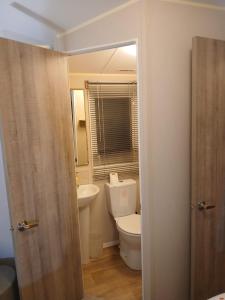 a bathroom with a toilet and a sink at The Cosy Nook in Launceston +25 photos