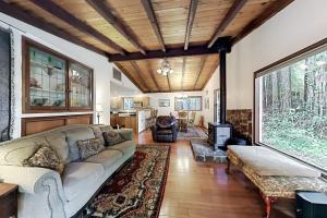 ein Wohnzimmer mit Sofa und Tisch in der Unterkunft Wagging Woods in Cazadero