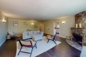 a living room with a couch and a fireplace at Rooster Cottage in Healdsburg
