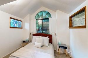 a bedroom with a bed and a large window at Monte Rio Vista Lodge in Monte Rio