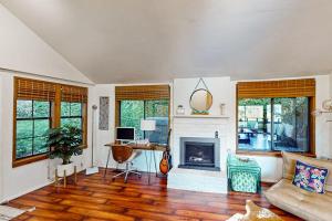a living room with a couch and a fireplace at Monte Rio Vista Lodge in Monte Rio
