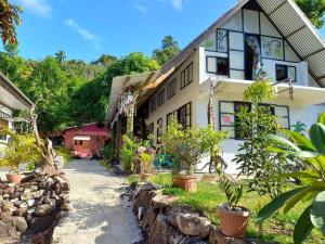 a house with a stone path in front of it at Pension Mitiana in Tatoi