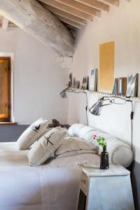 sypialnia z białym łóżkiem i stołem w obiekcie Agriturismo San Martino w mieście Montepulciano
