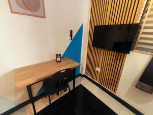 a small room with a desk and a tv at Studio premium -- ap 06 in Diadema