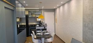 a dining room with a table and chairs and a kitchen at Vg Sun Cumbuco Beach House in Caucaia