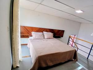 a bedroom with a bed in a room at Conforto e Praticidade, Studio para 2 pessoas in Ponta Grossa