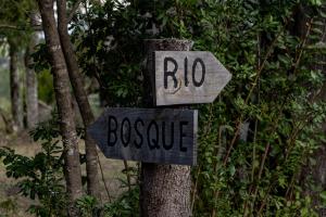 a wooden sign that says boso and rescue at Cabañas Origen Bosque y Río in Melipeuco +1 photo