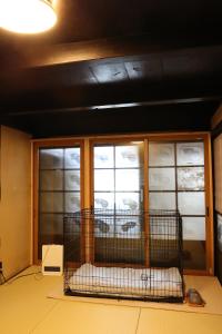 a room with a cage in front of a window at 古民家宿そらいえ in Asago