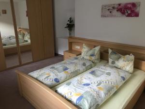 Posteľ alebo postele v izbe v ubytovaní Haus Ramsbacher