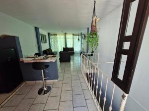 ein Flur mit Treppenhaus und Wohnzimmer in der Unterkunft Casa Nicolette in Uruapan del Progreso + 3 Fotos