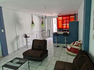 ein Wohnzimmer mit Sofa und Sessel in der Unterkunft Casa Nicolette in Uruapan del Progreso
