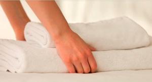 a person is putting their foot on a stack of towels at Salta Hotel in Venado Tuerto