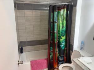 ein Badezimmer mit Dusche und Toilette in der Unterkunft EasyStay in Sherbrooke