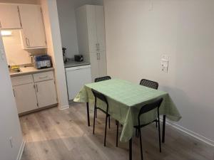 eine Küche mit Tisch und Stühlen in einem Zimmer in der Unterkunft EasyStay in Sherbrooke