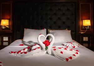 two swansuitsrendered to look like hearts on a bed at Halong Luxury Cruise in Ha Long