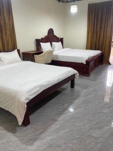 two beds in a room with two beds sidx sidx sidx at Authentic Joe homestay in Siem Reap