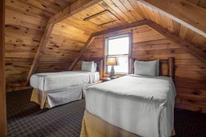 a bedroom with two beds in a log cabin at Hilton Grand Vacations Christmas Mountain Village Wisconsin in Wisconsin Dells +96 photos