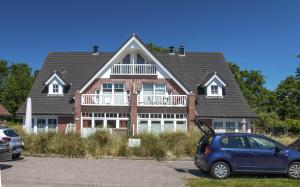 a blue car parked in front of a house at Wattschnecke in Böhl +10 photos