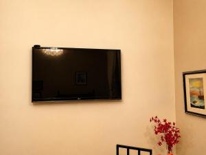 a flat screen tv hanging on a wall at Loft no Hotel Quitandinha Experiência Única in Petrópolis