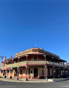 an old building on the corner of a street at The Great Central Hotel in Glen Innes