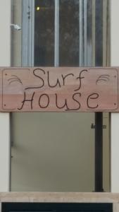 een teken met de woorden super huis geschreven op bij Surf House Cabo Verde in Santa Maria
