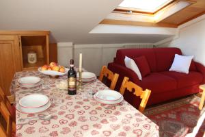 A seating area at Chalet Stelvio
