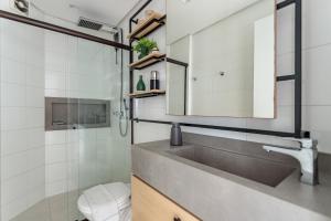 a bathroom with a sink and a toilet at Apt Boutique Grande Florianópolis - Sua Estadia SC in São José +19 photos