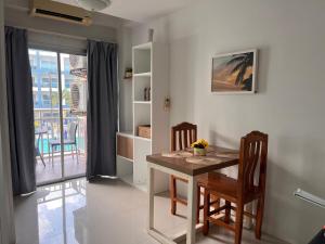 a dining room with a table and chairs and a window at Mae Phim beach in Ban Tha Fat