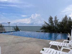 a swimming pool with a view of the ocean at Mae Phim beach in Ban Tha Fat