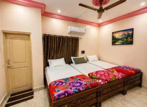 a bedroom with a large bed in a room at Evergreen AC Bunglow in Dwarka