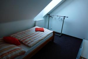 Rúm í herbergi á Penzion U Studánky
