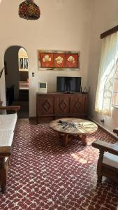 a living room with a couch and a coffee table at Casa Madero Rooms in Cuernavaca