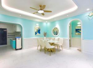 a dining room with a ceiling fan and a table and chairs at Căn Hộ View Biển Santorini, Vũng Tàu in Vung Tau