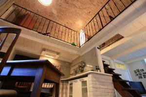 una sala de estar con una escalera en una casa en Casa Vacanze Piazza Vecchia, en Bérgamo