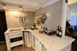 A kitchen or kitchenette at Casa Vacanze Piazza Vecchia