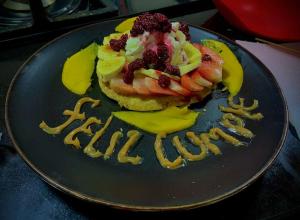 a black plate with a dessert with fruit on it at casa demaiz in Choachí