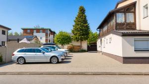 a row of cars parked in a parking lot at Haus Berta, Self Check-in, Kochmöglichkeit, Einzelbetten in Braunau am Inn