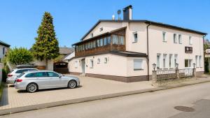 a car parked in a parking lot in front of a house at Haus Berta, Self Check-in, Kochmöglichkeit, Einzelbetten in Braunau am Inn