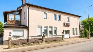 a large white building on the side of a street at Haus Berta, Self Check-in, Kochmöglichkeit, Einzelbetten in Braunau am Inn