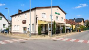 a large white building on the side of a street at Haus Berta, Self Check-in, Kochmöglichkeit, Einzelbetten in Braunau am Inn