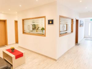 a living room with a couch and a table at Haus Berta, Self Check-in, Kochmöglichkeit, Einzelbetten in Braunau am Inn +20 photos