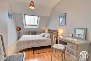 a small bedroom with a bed and a desk at Chambres d'hôtes de botconan in Baden